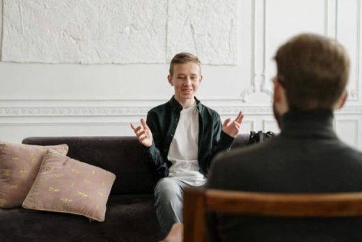 Chico conversando con su psicólogo, representando el apoyo profesional en salud mental.
